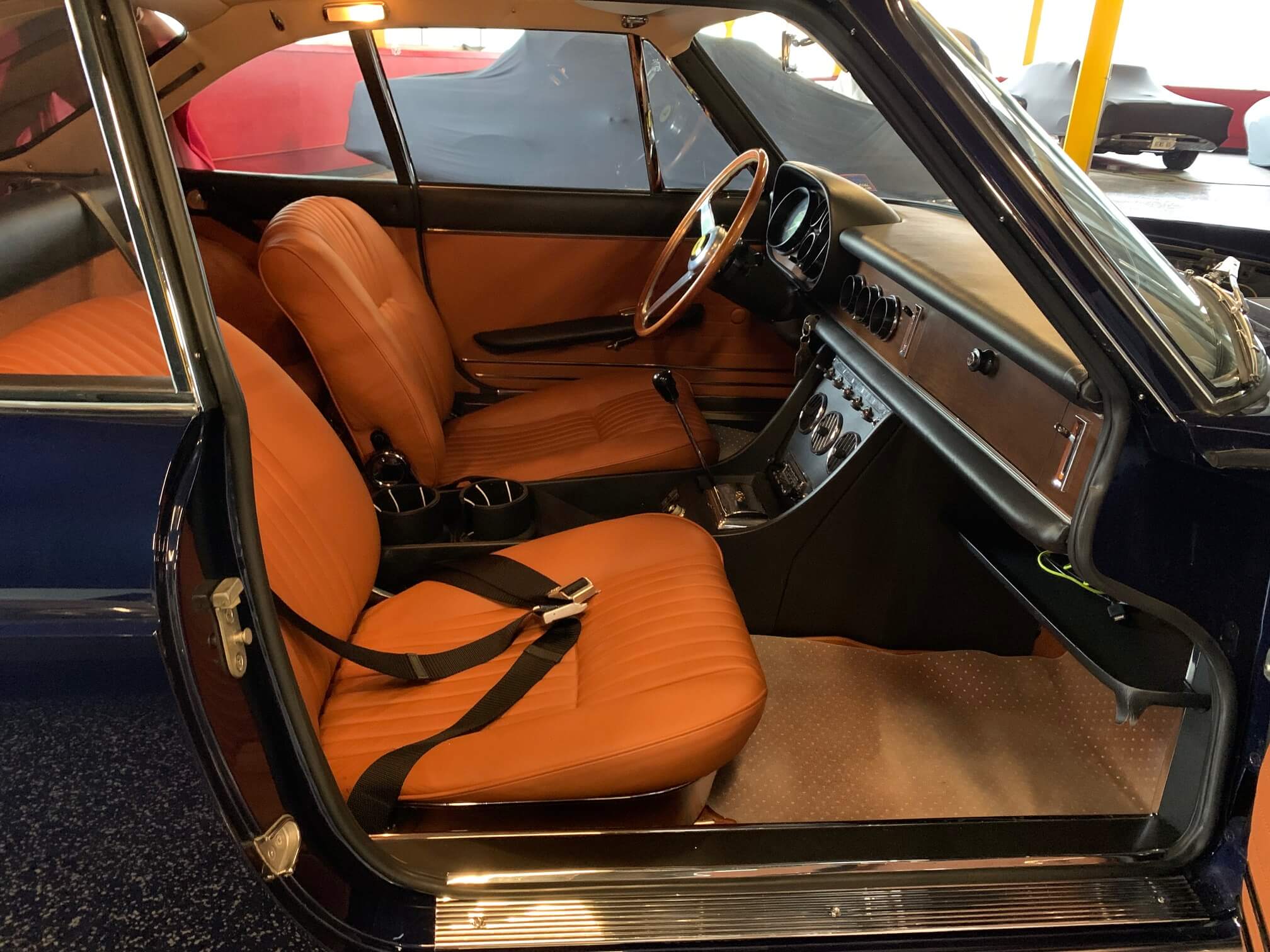 Ferrari 330 GTC Interior from right