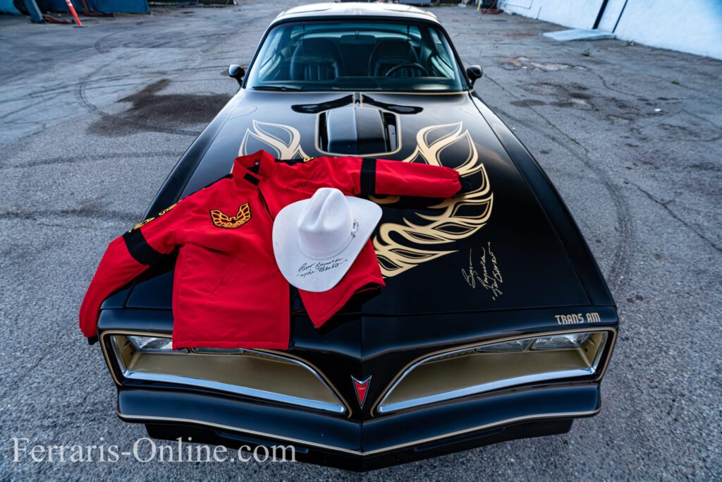Burt Reynolds, Smokey and the Bandit, 1977 Pontiac Trans Am Y82 | Exterior View 32
