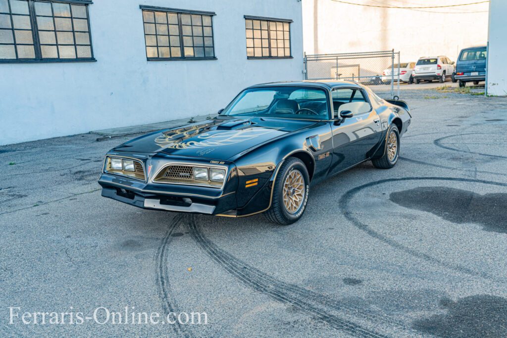 Burt Reynolds, Smokey and the Bandit, 1977 Pontiac Trans Am Y82 | Exterior View 36