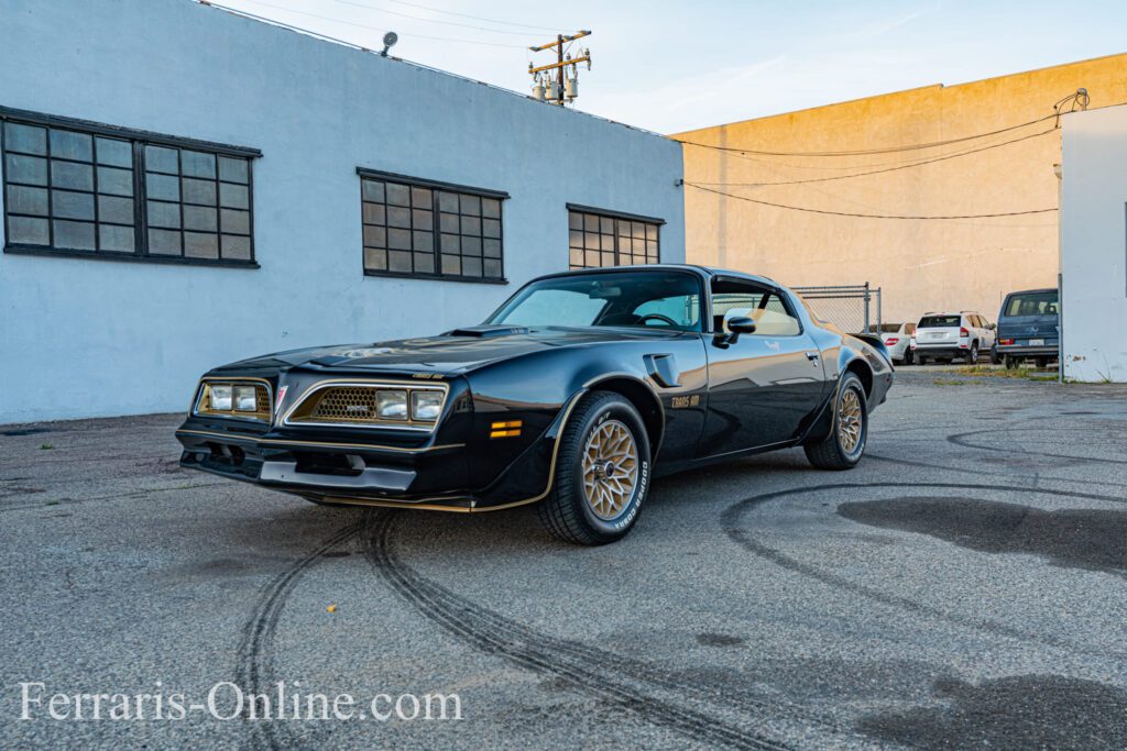Burt Reynolds, Smokey and the Bandit, 1977 Pontiac Trans Am Y82 | Exterior View 37