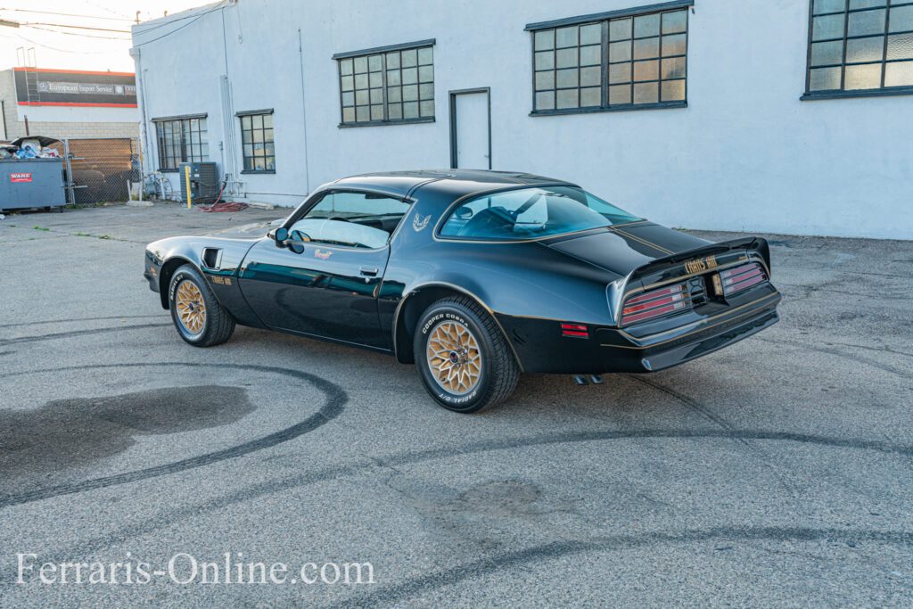 Burt Reynolds, Smokey and the Bandit, 1977 Pontiac Trans Am Y82 | Exterior View 40