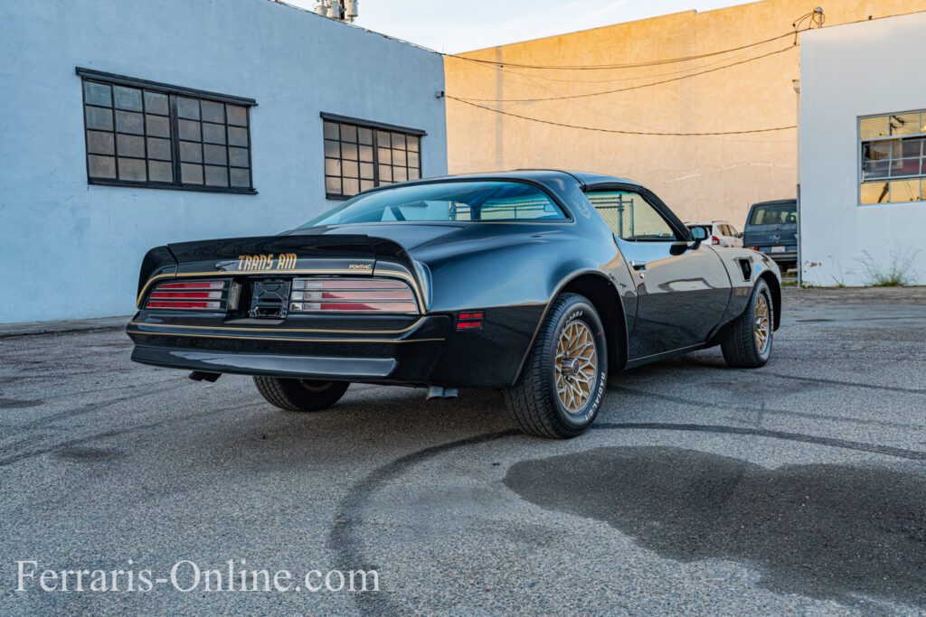 Burt Reynolds, Smokey and the Bandit, 1977 Pontiac Trans Am Y82 | Exterior View 44