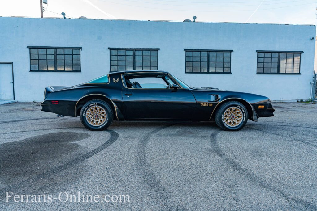 Burt Reynolds, Smokey and the Bandit, 1977 Pontiac Trans Am Y82 | Exterior View 45