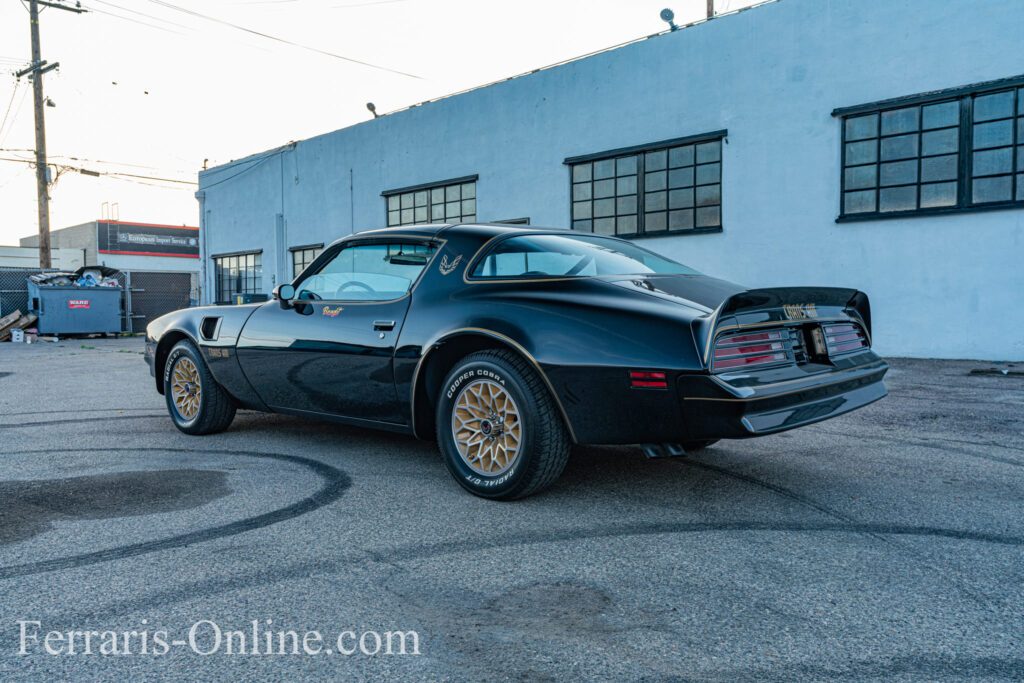 Burt Reynolds, Smokey and the Bandit, 1977 Pontiac Trans Am Y82 | Exterior View 46