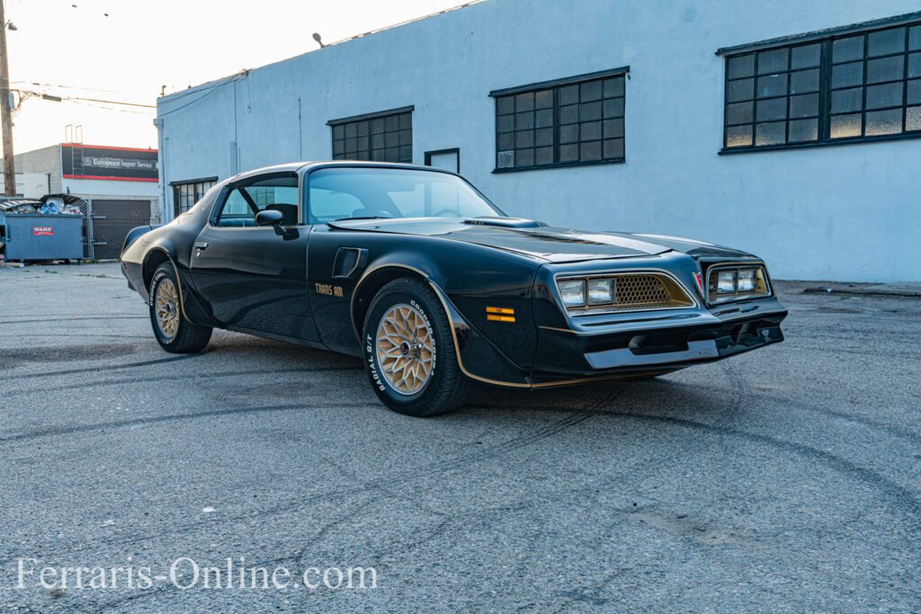 Burt Reynolds, Smokey and the Bandit, 1977 Pontiac Trans Am Y82 | Exterior View 1