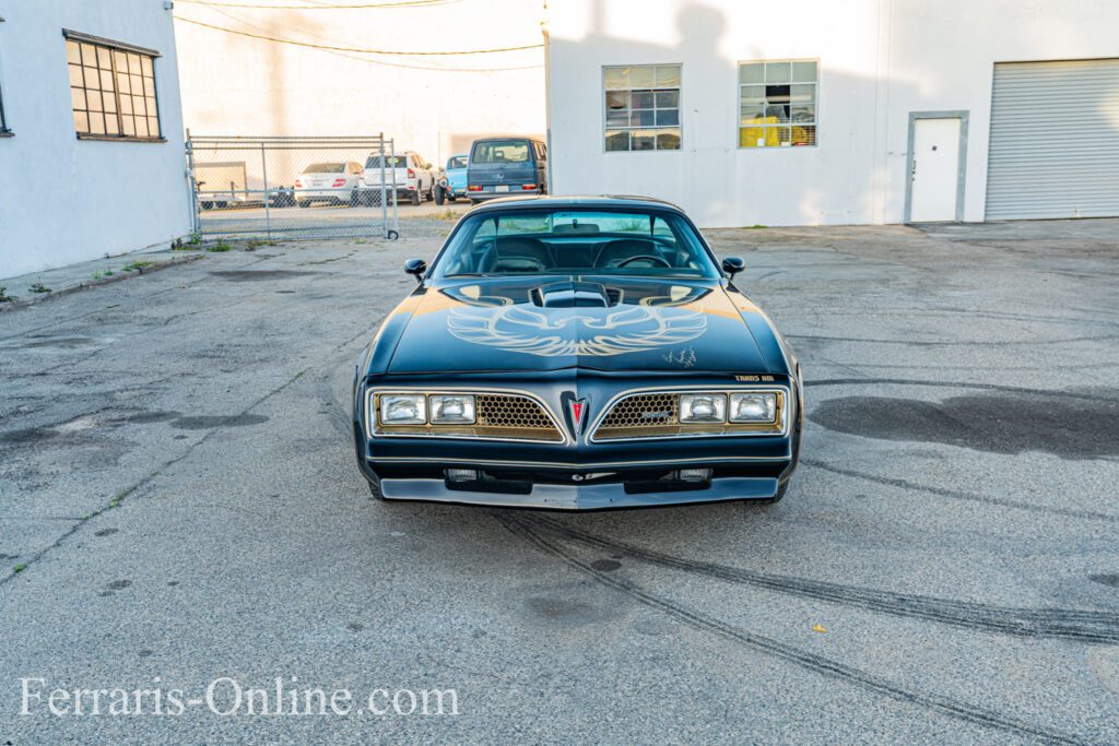 Burt Reynolds, Smokey and the Bandit, 1977 Pontiac Trans Am Y82 | Exterior View 2