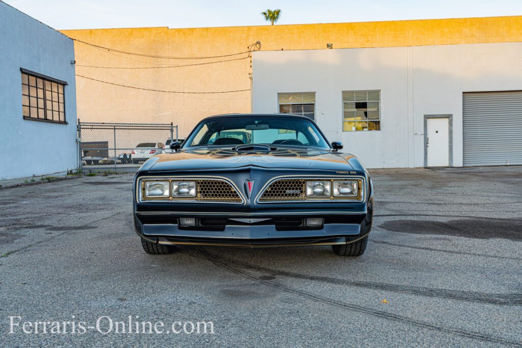 Burt Reynolds, Smokey and the Bandit, 1977 Pontiac Trans Am Y82 | Exterior View 3