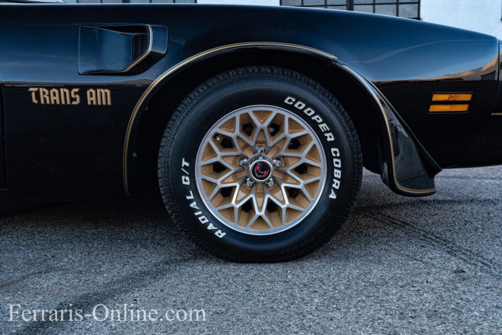 Burt Reynolds, Smokey and the Bandit, 1977 Pontiac Trans Am Y82 | Exterior View 4