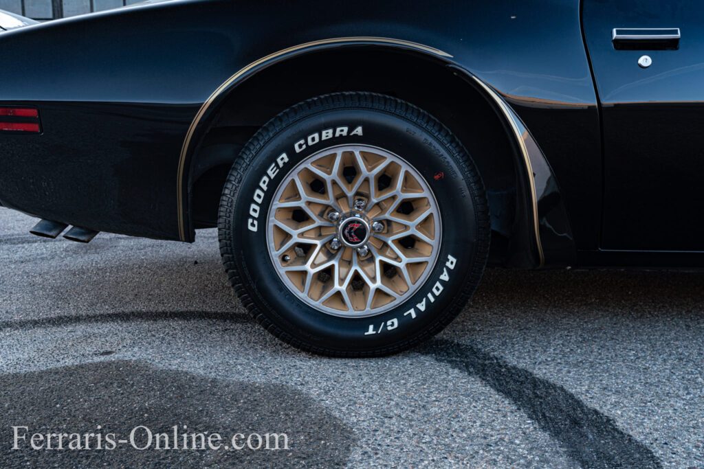 Burt Reynolds, Smokey and the Bandit, 1977 Pontiac Trans Am Y82 | Exterior View 5