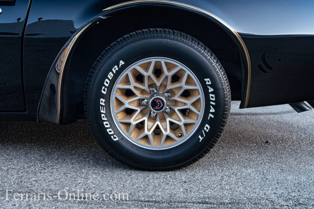 Burt Reynolds, Smokey and the Bandit, 1977 Pontiac Trans Am Y82 | Exterior View 6