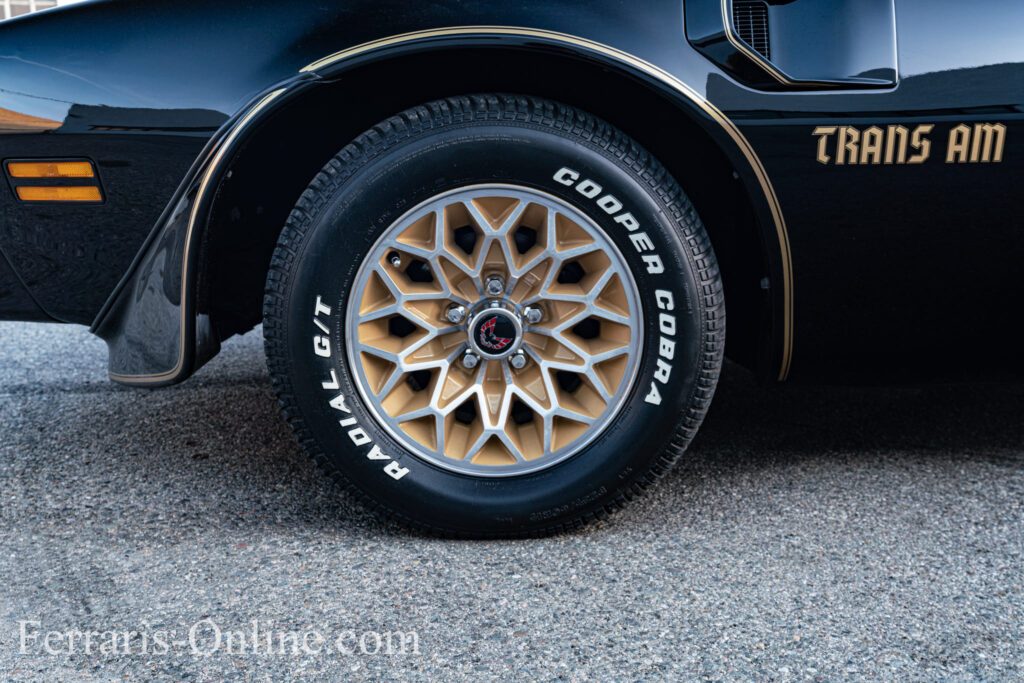 Burt Reynolds, Smokey and the Bandit, 1977 Pontiac Trans Am Y82 | Exterior View 7