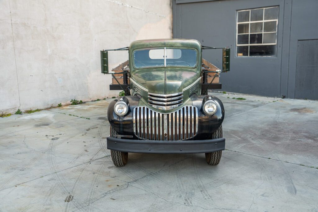 1946 Chevy 6400 two-ton flatbed truck #6PWA6530 | Exterior View 17